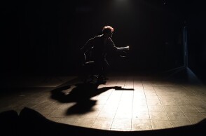 ΚΟΚΚΑΛΟ. Μπήκαμε στις πρόβες της πολυσυζητημένης παράστασης λίγο πριν την πρεμιέρα.