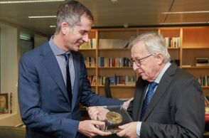 Δήμος Αθηναίων: Στον Ζαν-Κλοντ Γιούνκερ απένειμε το Βραβείο Δημοκρατίας της Αθήνας για το 2023 ο Κώστας Μπακογιάννης - Ειδική τελετή στις Βρυξέλλες.