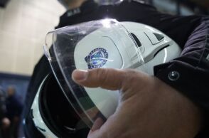 Αστυνομικός της ΕΛ.ΑΣ κρατάει το κράνος του