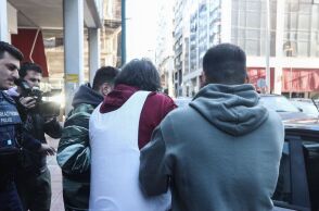 Προφυλακιστέος ο 71χρονος για τη γυναικοκτονία στη Σαλαμίνα