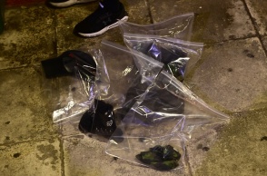 Ευρήματα των αρχών στο γήπεδο μετά τα επεισόδια που οδήγησαν στον σοβαρό τραυματισμό του 31χρονου αστυνομικού - Σε σακουλάκια τα ευρήματα