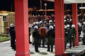 Επεισόδια στο Ρέντη: Ποινική δίωξη σε βάρος του 18χρονου που εκτόξευσε τη φωτοβολίδα στον αστυνομικό