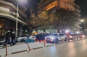 Αστυνομικοί σε δρόμο έξω από το ΑΠΘ