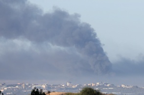 Καπνοί πάνω από χτύπημα στη Γάζα