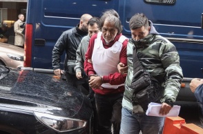 Ο γυναικοκτόνος της Σαλαμίνας κατά τη μεταφορά του στα δικαστήρια του Πειραιά