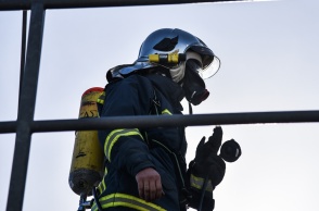 Πυροσβέστης με τον εξοπλισμό του