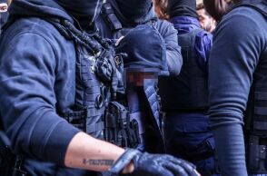 Οι δηλώσεις της μητέρας του νεαρού που πέταξε τη ναυτική φωτοβολίδα και τραυμάτισε τον αστυνομικό