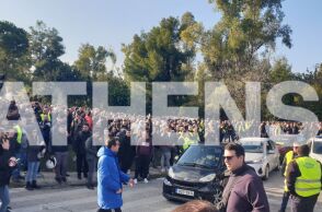 Επεισόδια στου Ρέντη: Συγκέντρωση διαμαρτυρίας από τους αστυνομικούς, για τον τραυματισμό του 31χρονου συναδέλφου τους που χτυπήθηκε από ναυτική φωτοβολίδα.