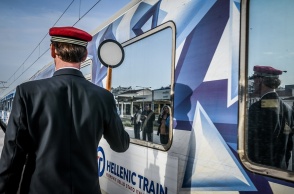 Αναχώρηση τρένου από σταθμό και σταθμάρχης που δίνει το σήμα εκκίνησης