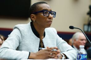 Χάρβαρντ: Στηρίζουν την «πολιορκημένη» πρόεδρο του πανεπιστημίου Κλοντίν Γκέι οι καθηγητές - Πιέσεις για παραίτηση μετά τις δηλώσεις για αντισημιτισμό. 