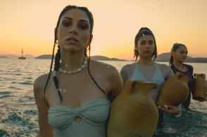 «Κρασί μ’ σε πίνω για καλό»: Η Δάφνη Νικολάου διασκεύασε το παραδοσιακό ηπειρώτικο τραγούδι - Το βιντεοκλίπ σε Ζαγοροχώρια και Ηγουμενίτσα