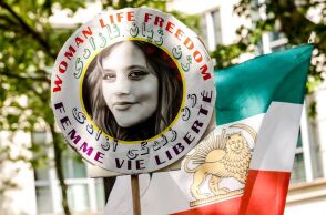 ΕΕ - Η Ιρανή Μαχσά Αμινί τιμήθηκε μετά θάνατον με το βραβείο Ζαχάροφ - «Σύμβολο ελευθερίας» η 22χρονη που πέθανε μετά τη σύλληψη από την αστυνομία ηθών.