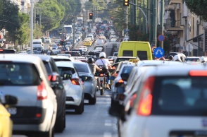 Αυτοκίνητα σε στοίχους λόγω κίνησης σε κεντρικό δρόμο της Αθήνας