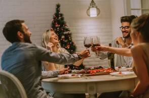 Τραπέζια χωρίς μόνες γυναίκες