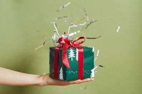 Δώρο σε χριστουγεννιάτικο περιτύλιγμα