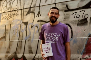 Van Of Fame: Ο ράπερ Φάνης Αφανής μιλάει στην Athens Voice για το βιβλίο του στο οποίο κατέγραψε τα γκράφιτι φορτηγά της Αθήνας.