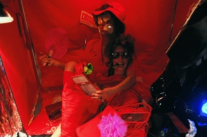 Λήδα Παπακωνσταντίνου: Φωτογραφία από περφόρμανς στο πλαίσιο της έκθεσης Το Κουτί, 1981 