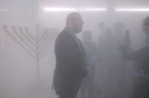 Πολωνία: Ακροδεξιός βουλευτής έσβησε με πυροσβεστήρα στη Βουλή τα κεριά για το Χανουκά - Αντιδράσεις μετά την αντισημιτική επίθεση.