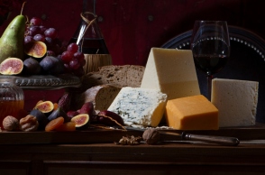 Τυριά και κρασί σε πλατό