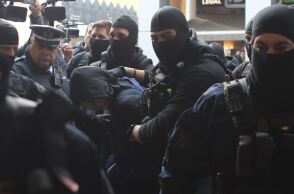 Απολογήθηκε ο 18χρονος που ομολόγησε πως έριξε τη φωτοβολίδα που τραυμάτισε τον 31χρονο αστυνομικό στο Ρέντη