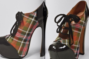 Η εικόνα είναι από το coffee-table book της Taschen «Shoes A-Z»