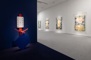 Άποψη της έκθεσης "Η αναζήτηση της ευτυχίας για όσους περισσότερους γίνεται. Χρύσα Ρωμανού" στο ΕΜΣΤ