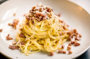 Ιταλία: Ο ιστορικός της γαστρονομίας Λούκα Τσεζάρι αντιμέτωπος με κριτική -  παρουσίασε αυτό που θεωρεί αυθεντική εκδοχή της καρμπονάρας.