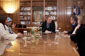 Κυριάκος Μητσοτάκης: Με εγκαυματίες συναντήθηκε ο πρωθυπουργός με αφορμή την Πανελλήνια Ημέρα Πρόληψης Εγκαυμάτων - Τι συζήτησαν στο Μέγαρο Μαξίμου.