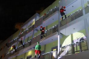 Ογκολογική Μονάδα Ελπίδα: Πυροσβέστες μοίρασαν δώρα στα παιδιά ντυμένοι άγιοι Βασίληδες 