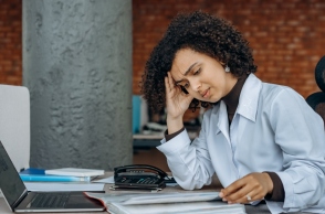 Burnout: Πώς να το αναγνωρίσουμε και πώς να βγούμε από αυτό