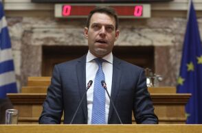 ΣΥΡΙΖΑ: Κατέθεσε πρόταση νόμου για τα ομόφυλα ζευγάρια - Τι προβλέπει για την τεκνοθεσία