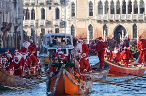 Βενετία: Αϊ-Βασίληδες αφήνουν τα έλκηθρα για τις γόνδολες στην παραδοσιακή χριστουγεννιάτικη ρεγκάτα 