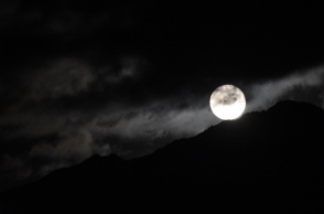 Πανσέληνος Δεκεμβρίου πίσω από τα σύννεφα