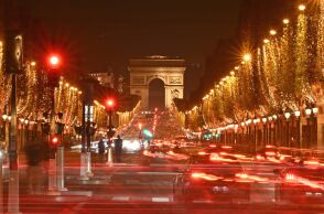 H ωραίοτερη περίοδος του χρόνου έχει φτάσει και οι πόλεις «φορούν» τα γιορτινά τους