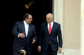 Οι πρώην πρωθυπουργοί Κώστας Καραμανλής (αριστερά) και Γιώργος Παπανδρέου (δεξιά) και η σημερινή κόντρα για τη χρεοκοπία της Ελλάδας