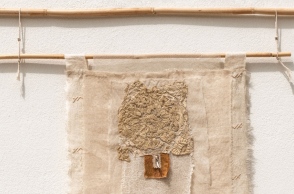 Η δαντέλα, 2023 της Ειρήνης Γκόνου. Βαμβακερή γάζα, τουλπάνι, μεταξωτό νήμα, καλάμι (45x50εκ.) 