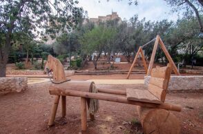 Δήμος Αθηναίων: Νέα, σύγχρονη και ασφαλής παιδική χαρά στην Ακρόπολη - Διαθέτει όργανα παιχνιδιού, υποδομές και πλήρη αστικό εξοπλισμό.