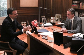 Ο νεοεκλεγείς δήμαρχος Αθηναίων Χάρης Δούκας (αριστερά) με τον πρωθυπουργό Κυριάκο Μητσοτάκη (δεξιά) σε πρόσφατη συνάντησή τους