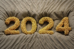 Η χρονολογία 2024 σχηματισμένοι από χρυσές χάντρες