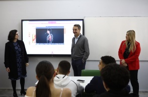 Ο Κυριάκος Μητσοτάκης μαζί με καθηγητές και μαθητές στο Πρότυπο ΕΠΑΛ Περάματος