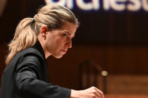 Η Carina Kanellakis διευθύνει την Φιλαρμονική του Λονδίνου