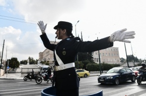 Τροχονόμος στο ειδικό βήμα που στήνεται τα Χριστούγεννα σε δρόμους εθιμοτυπικά