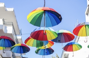 Οι αιωρούμενες ομπρέλες στα Τρίκαλα  που κλέβουν τις εντυπώσεις  