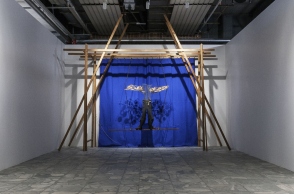 Βλάσης Κανιάρης, The Big Swing, 1974 Άποψη από την έκθεση Η υπέρβαση της Άβυσσος του ΝΕΟΝ στο Ωδείο Αθηνών 