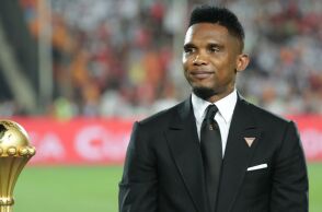 Σαμουέλ Ετό: Ο Καμερουνέζος πρώην ποδοσφαριστής της Μπαρτσελόνα δέχθηκε μήνυση από την βιολογική του κόρη για «μη συμμόρφωση με τις υποχρεώσεις της διατροφής».