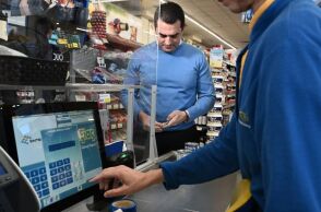 Κώστας Σκρέκας: Νομοθετική μεταρρύθμιση για τις εκπτώσεις και τις προσφορές στα σούπερ μάρκετ - Θα είναι έτοιμη μέσα στο πρώτο τρίμηνο του 2024.