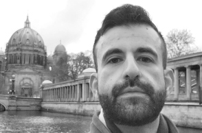 Ο νέος συγγραφέας Γιώργος Παναγή μιλάει για το πρώτο του μυθιστόρημα «Χωριό Ποτέμκιν» που κυκλοφορεί από τις εκδόσεις Τόπος.