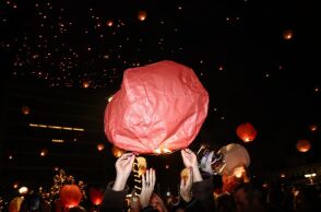 Η «Νύχτα των Ευχών» επέστρεψε στην «καρδιά» της Αθήνας 