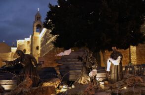 Μια φάτνη από ερείπια: Η Βηθλεέμ γιορτάζει «βουβά» τα Χριστούγεννα