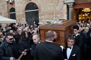 Βασίλης Καρράς: Το τελευταίο χειροκρότημα στον λαϊκό τραγουδιστή 